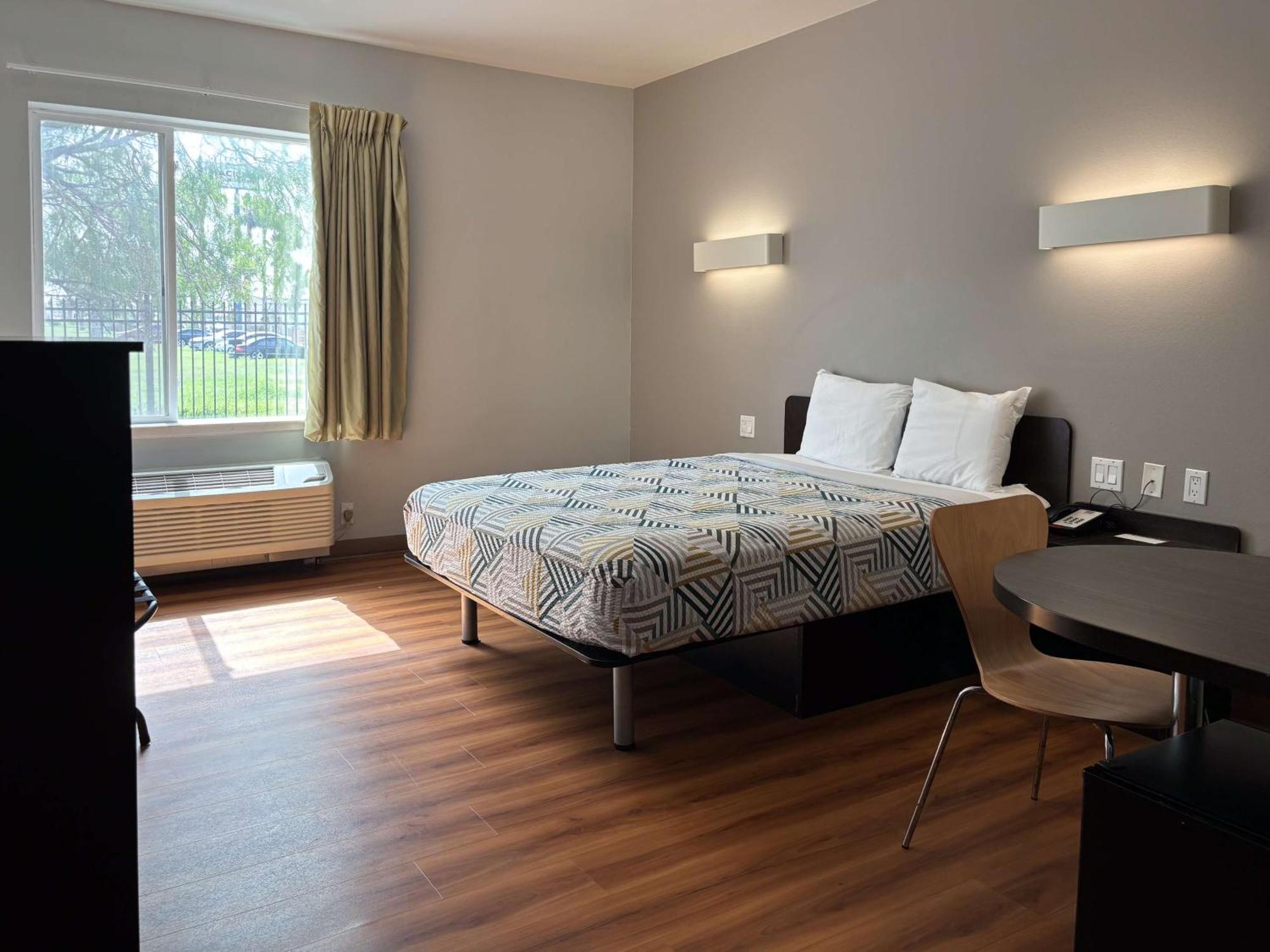 Hotel 6-weslaco, Tx 2*
